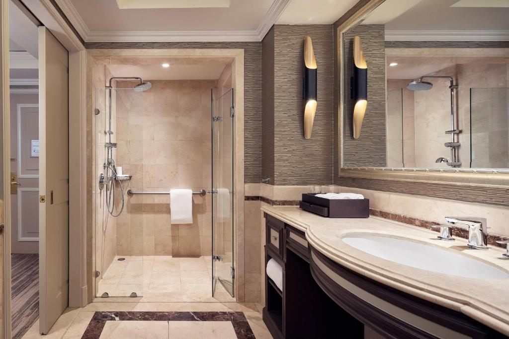 Deluxe Guest Room 1 King Terrace - Image 4