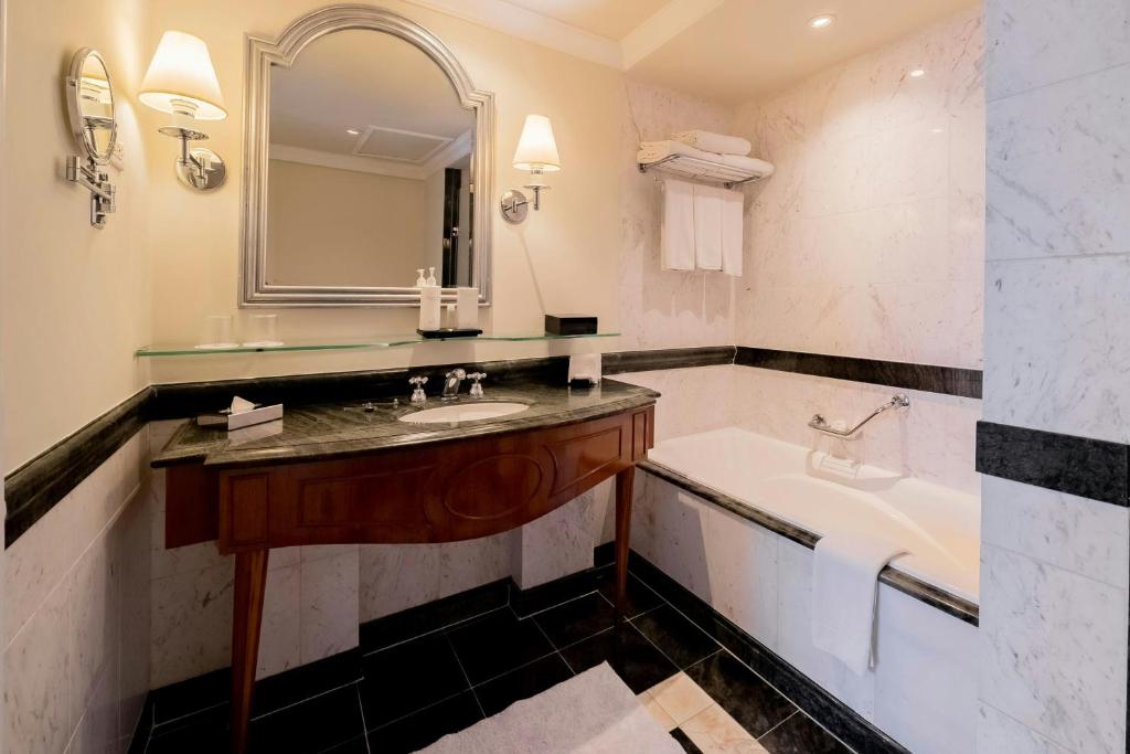 Executive Lounge - Image 4