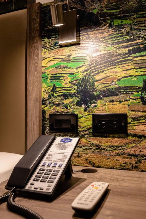 1 Queen Accessible Room W/ Roll-in Shower Ns - Image 3