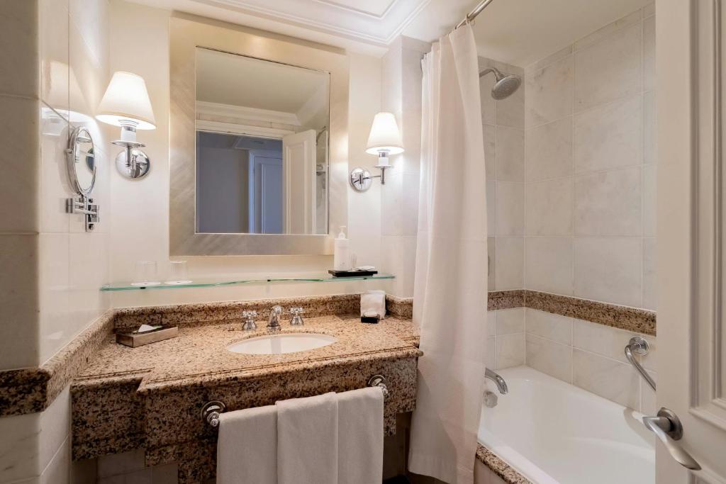 Executive Lounge - Image 4