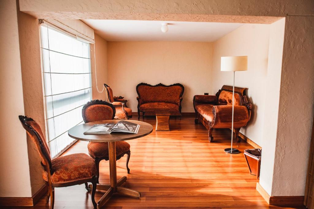 Deluxe Double Room - Image 3