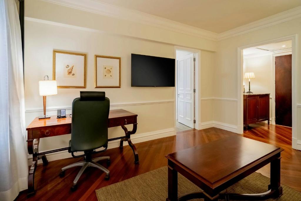 Executive Lounge - Image 2