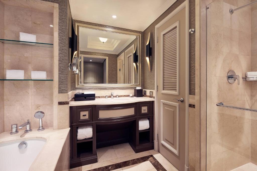 Junior Suite 1 King High Floor - Image 3