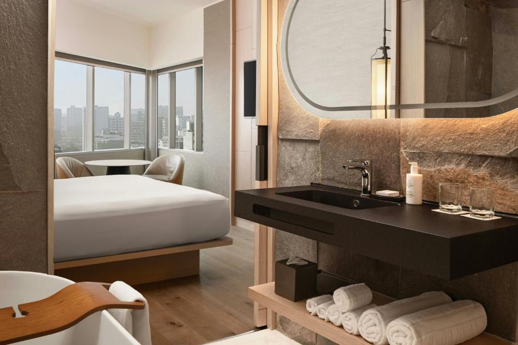 Executive Guest Room - Image 2