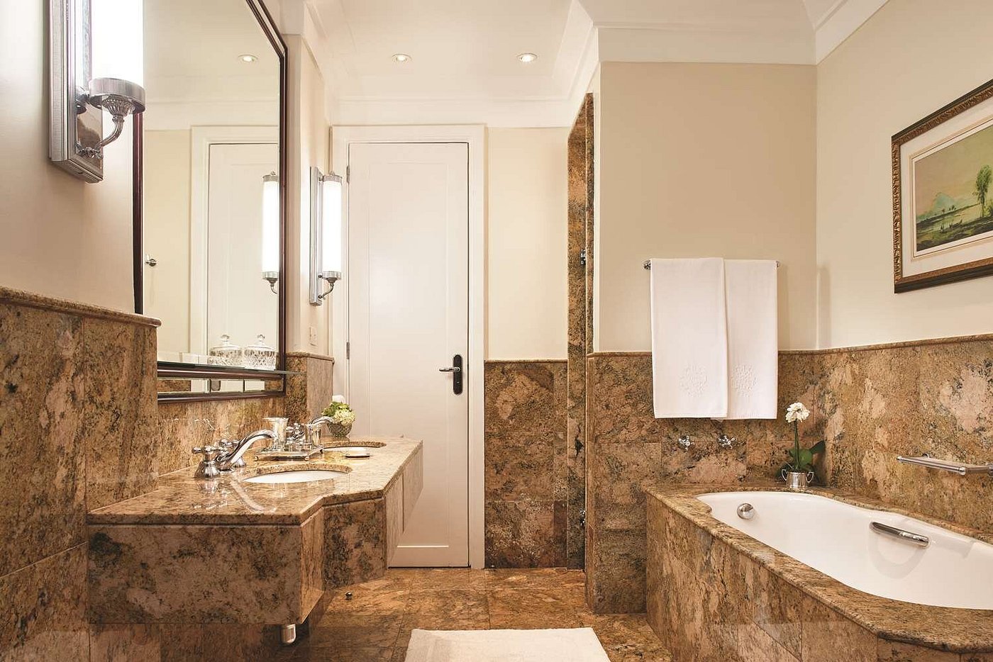 Deluxe One Bedroom Oceanfront Suite - Image 3