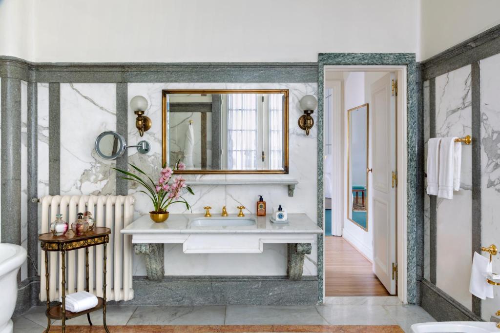 Presidential Mansion Suite - Image 4