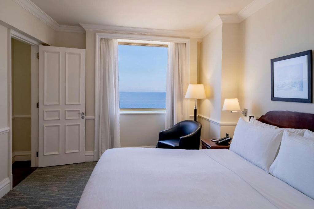 Executive Lounge - Image 1