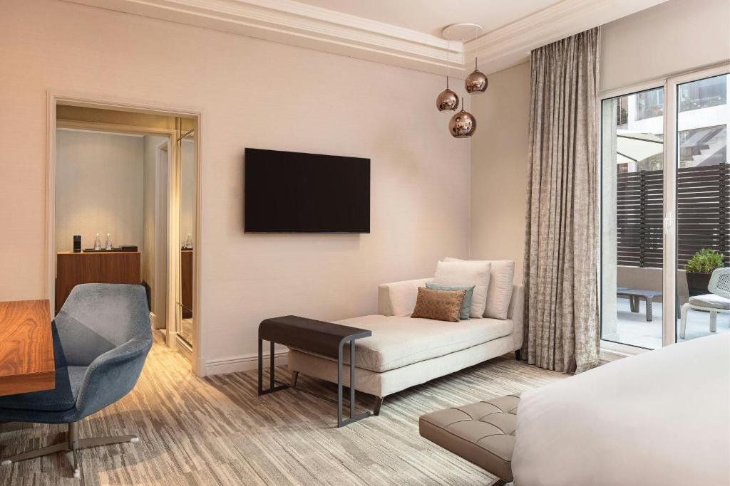 Deluxe Guest Room 1 King Terrace - Image 2