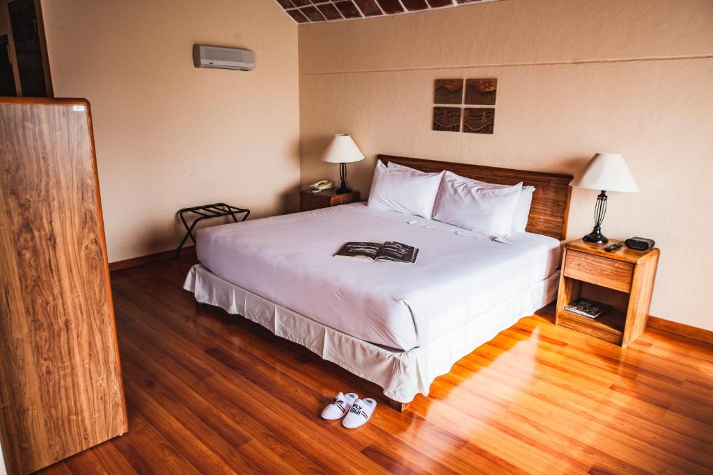 Superior King Room - Image 2