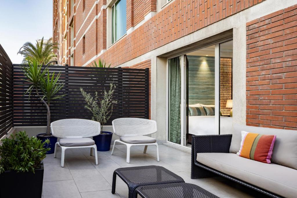 Deluxe Guest Room 1 King Terrace - Image 3