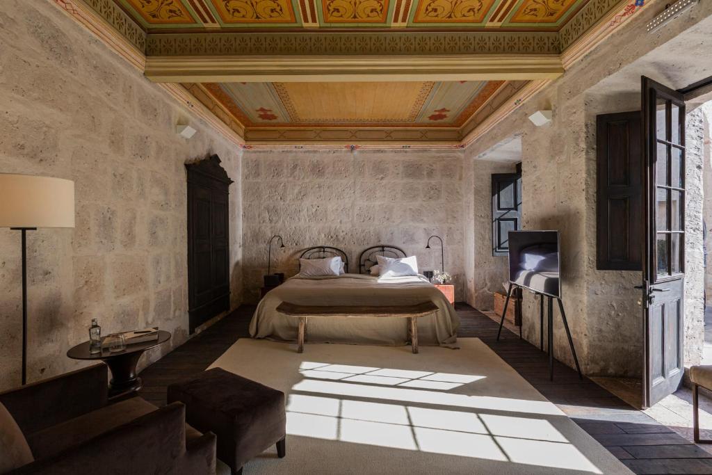 Claustro Room - Image 1