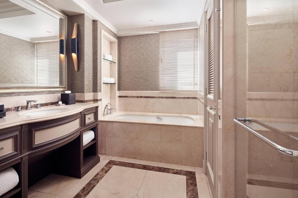 Deluxe Guest Room (2 Double Beds) - Image 2